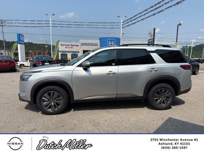 2025 Nissan Pathfinder SV